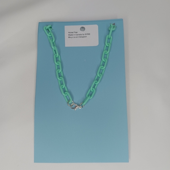 Plastic Mint Link Necklace with Bat Pendant. - Picture 3 of 3